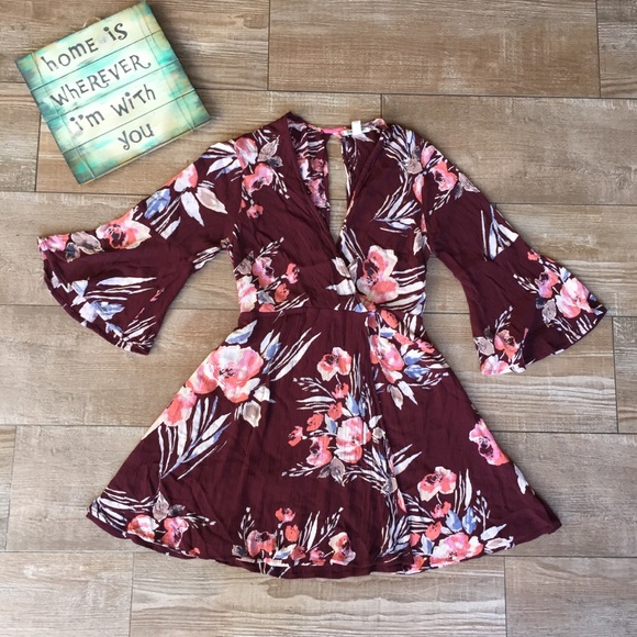 Billabong Dresses & Skirts - *SOLD*  Billabong Floral 🌸 Bell Sleeve Mini Dress